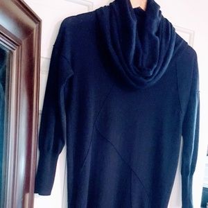 Long, lightweight navy tunic sweater 💕